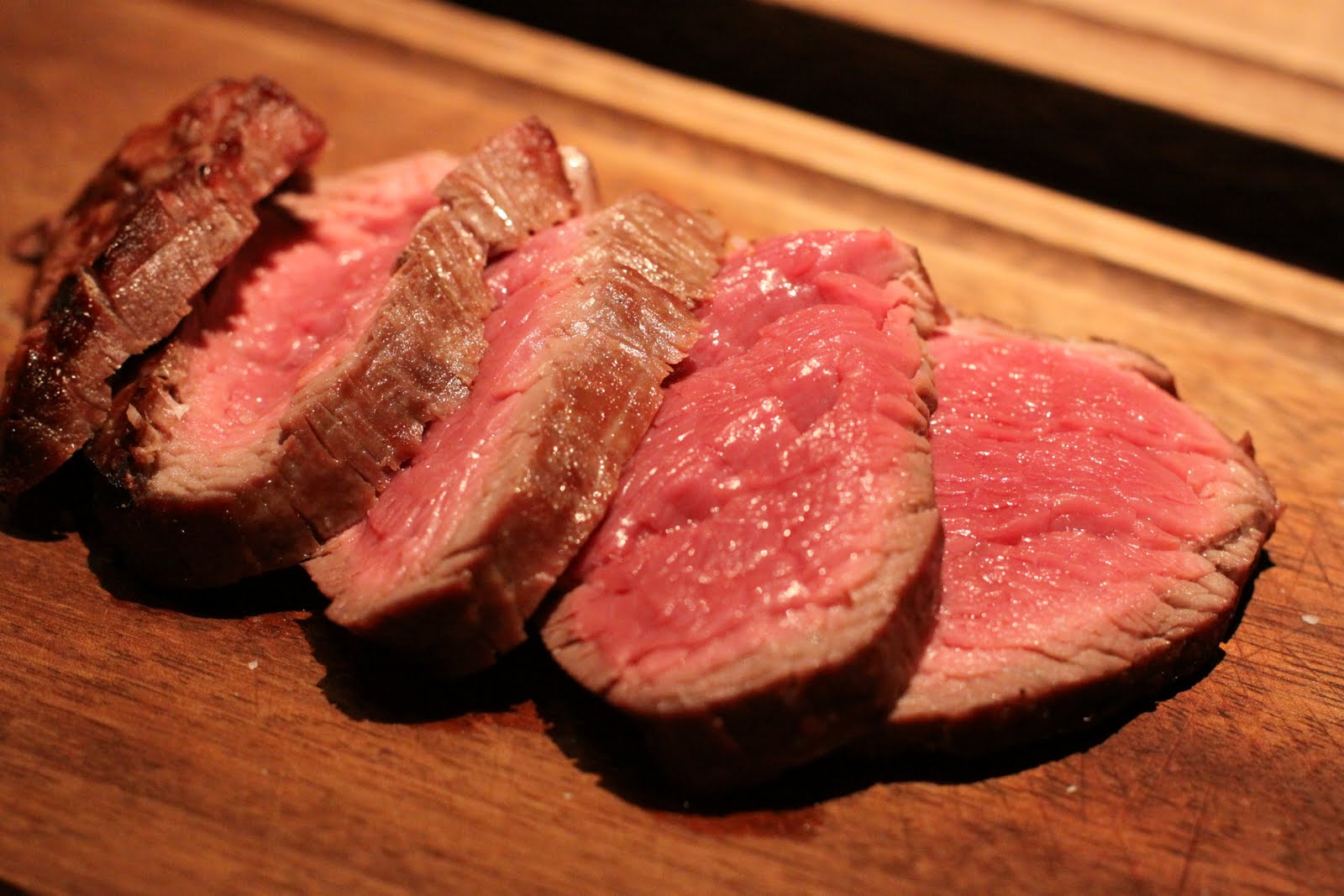 В мясе есть кровь. Полусырое мясо. Мясо стейк.